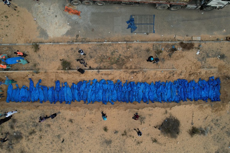 Cảnh ch&ocirc;n cất tập thể những người Palestine thiệt mạng trong c&aacute;c cuộc tấn c&ocirc;ng của Israel ở Khan Younis, Gaza, ng&agrave;y 22/11. Ảnh: Getty Images