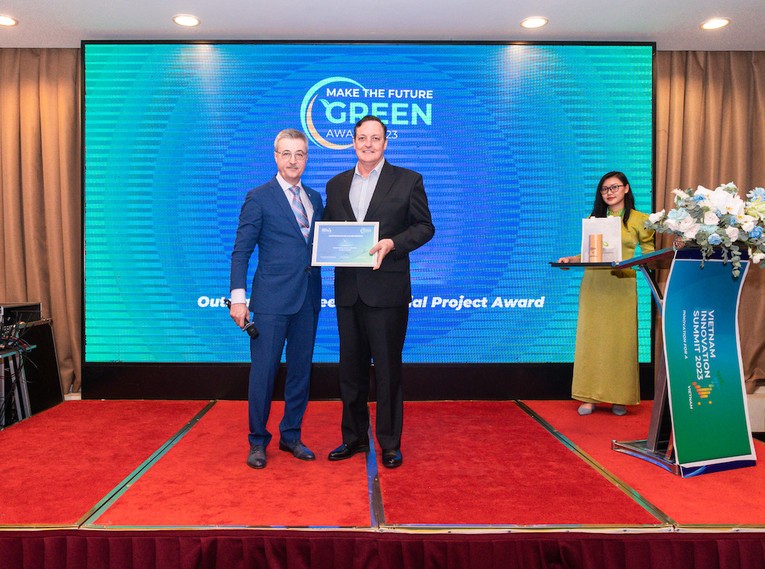 Đại diện VinFast nhận giải thưởng danh gi&aacute; nhất d&agrave;nh cho doanh nghiệp.