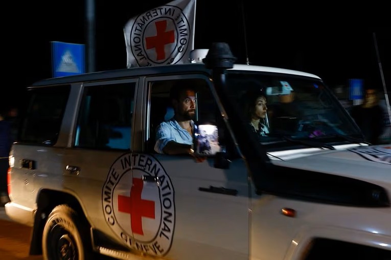 Một chiếc xe của Hội Chữ thập đỏ chở con tin được Hamas trao trả, ng&agrave;y 29/11. Ảnh: Reuters
