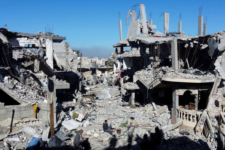 Người Palestine nấu ăn giữa đống đổ n&aacute;t do c&aacute;c cuộc tấn c&ocirc;ng của Israel, tại trại tị nạn Khan Younis, ph&iacute;a nam Dải Gaza, ng&agrave;y 29/11. Ảnh: Reuters