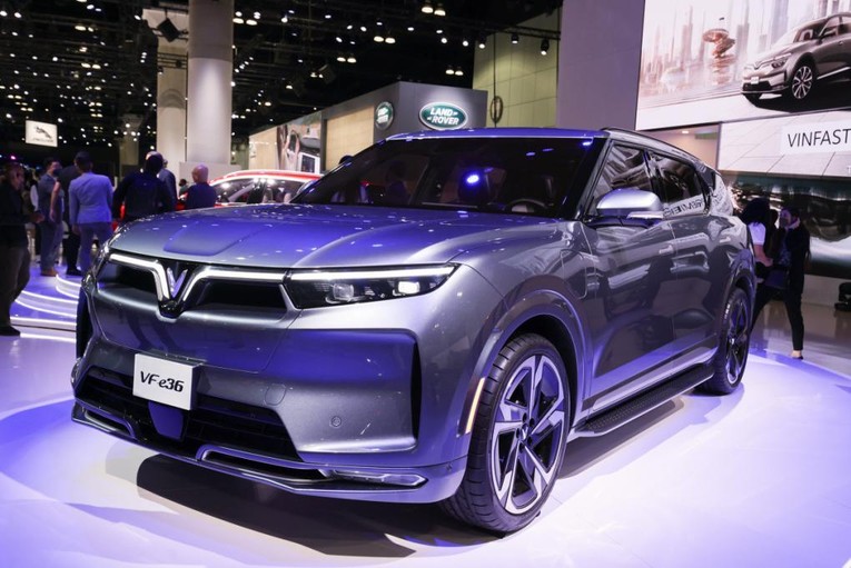 VF e36 được VinFast ra mắt c&ocirc;ng ch&uacute;ng tại LA Auto Show 2021.