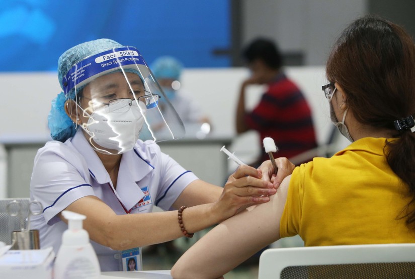 C&oacute; chế t&agrave;i xử l&yacute; người kh&ocirc;ng chịu ti&ecirc;m vaccine