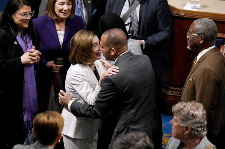 B&agrave; Nancy Pelosi n&oacute;i chuyện với &ocirc;ng Jeffries sau khi ph&aacute;t biểu từ chức, ng&agrave;y 17/11. Ảnh: AFP