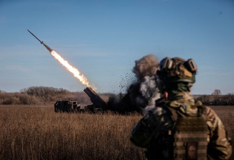 Binh sĩ Ukraine khai hỏa hệ thống t&ecirc;n lửa ph&oacute;ng loạt Bureviy tại Donetsk, ng&agrave;y 29/11. Ảnh: Reuters