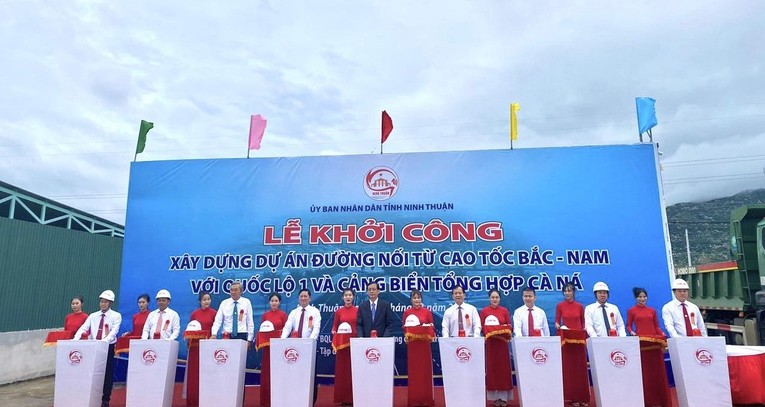 L&atilde;nh đạo tỉnh Ninh Thuận c&ugrave;ng chủ đầu tư, nh&agrave; t&agrave;i trợ v&agrave; nh&agrave; thầu nhấn n&uacute;t ph&aacute;t lệnh khởi c&ocirc;ng dự &aacute;n. Nguồn: VCCI.