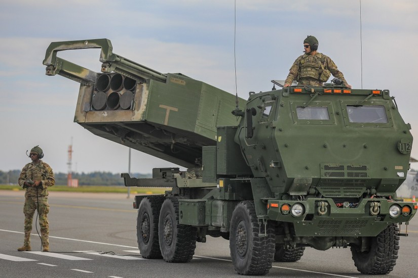 Hệ thống HIMARS gồm nhiều t&ecirc;n lửa hạng nhẹ được lắp v&agrave;o một xe tải. Ảnh: US ARMY