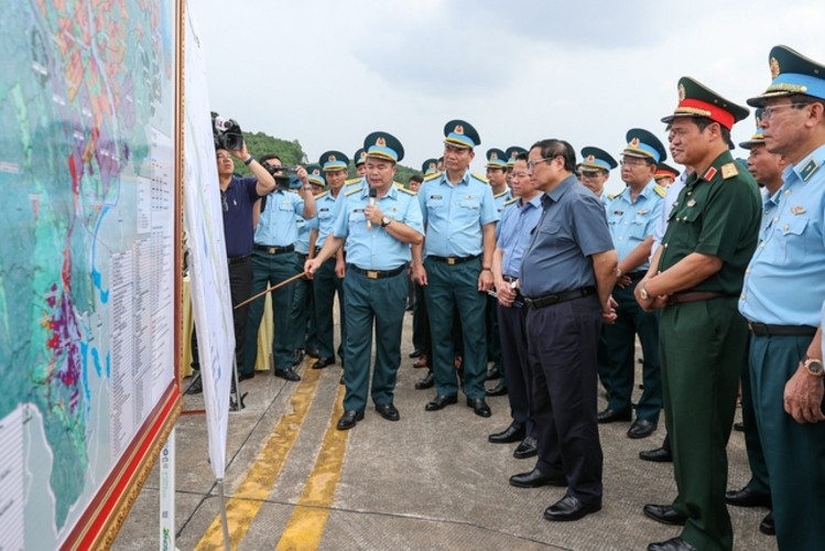 Ng&agrave;y 24/9 vừa qua, Thủ tướng Phạm Minh Ch&iacute;nh đ&atilde; tới thăm Trung đo&agrave;n Kh&ocirc;ng qu&acirc;n ti&ecirc;m k&iacute;ch đầu ti&ecirc;n, khảo s&aacute;t s&acirc;n bay qu&acirc;n sự Y&ecirc;n B&aacute;i. Nguồn: VGP.