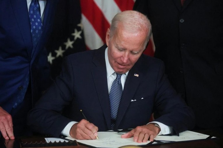 Tổng thống Mỹ Joe Biden đặt b&uacute;t k&yacute; ban h&agrave;nh đạo luật Giảm lạm ph&aacute;t. Ảnh: Reuters