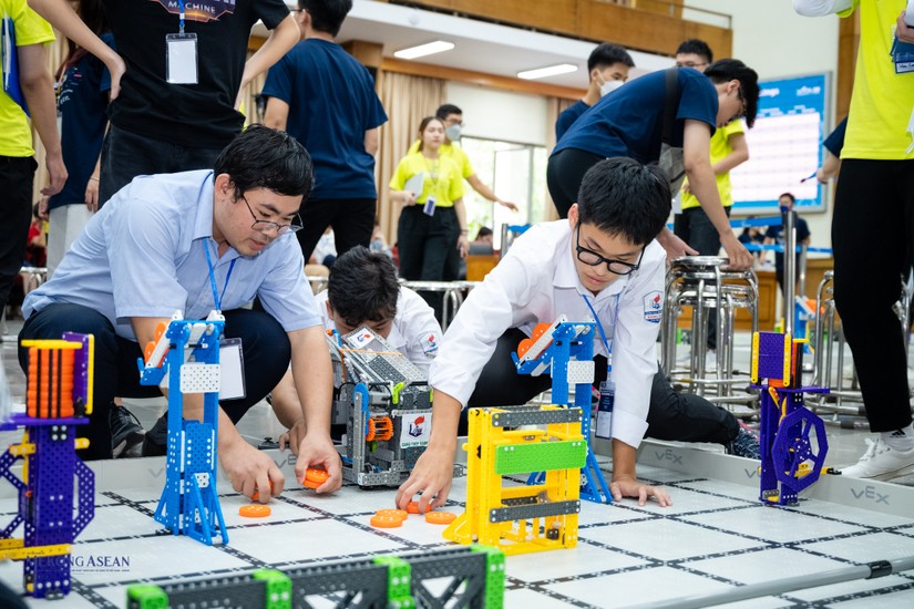 Khởi động Giải v&ocirc; địch VEX IQ Robotics to&agrave;n quốc 2023