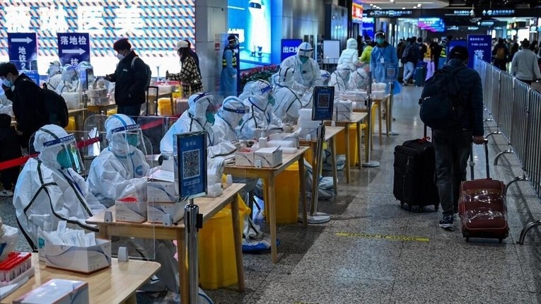 Nh&acirc;n vi&ecirc;n y tại b&agrave;n x&eacute;t nghiệm Covid-19 ở nh&agrave; ga Hongqiao, Thượng Hải, ng&agrave;y 6/12. Ảnh: AFP