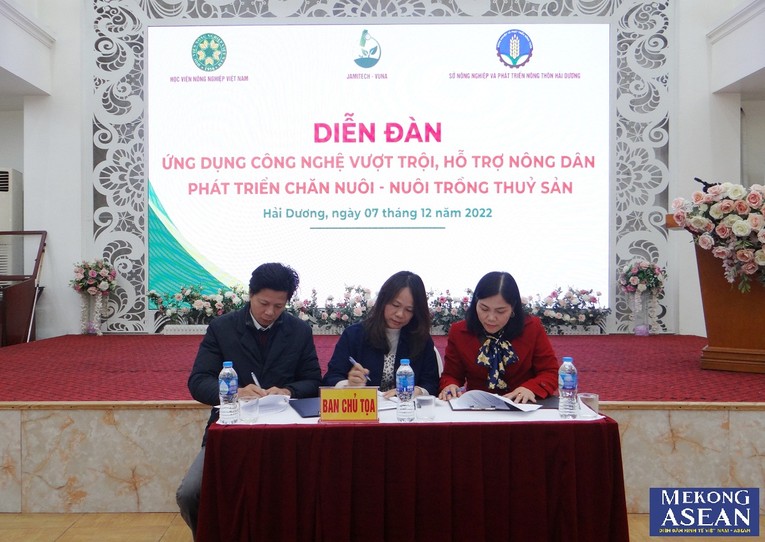 Đại diện Sở NN&amp;amp;amp;amp;PTNT tỉnh Hải Dương c&ugrave;ng Học viện N&ocirc;ng nghiệp Việt Nam k&yacute; kết hợp t&aacute;c triển khai ứng dụng c&ocirc;ng nghệ tr&ecirc;n địa b&agrave;n tỉnh.