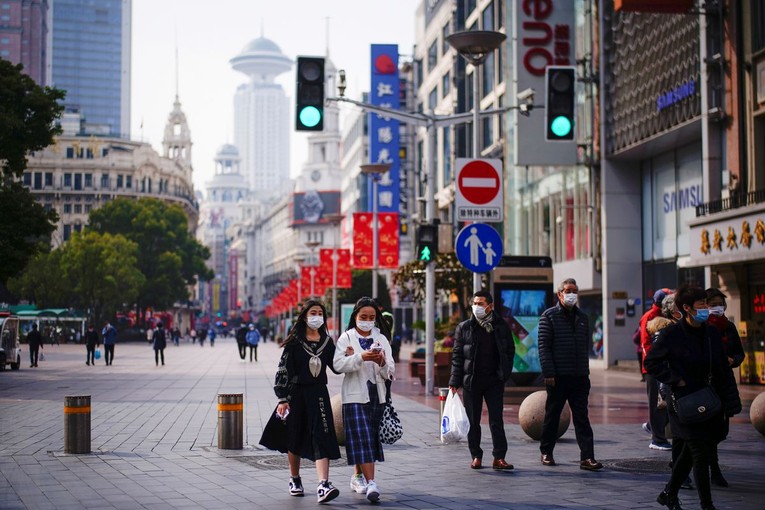 Trung Quốc đang nới lỏng biện ph&aacute;p biện ph&ograve;ng chống Covid-19. Ảnh: Reuters