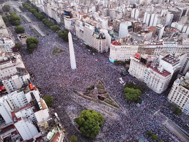 B&oacute;ng đ&aacute; đ&oacute;ng vai tr&ograve; quan trọng trong đời sống người d&acirc;n Argentina. Ảnh: Reuters