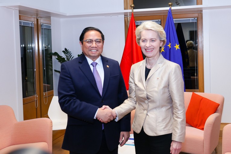 Thủ tướng Phạm Minh Ch&iacute;nh v&agrave; Chủ tịch Ủy ban ch&acirc;u &Acirc;u Ursula von der Leyen. ẢNh: VGP