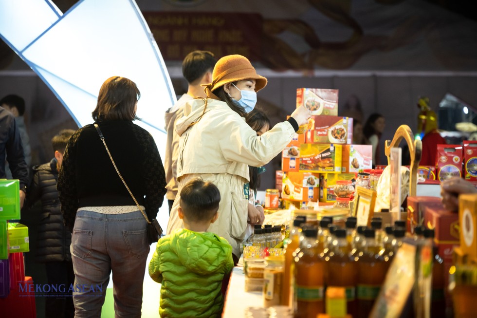 Festival lần n&agrave;y cũng l&agrave; cơ hội để người d&acirc;n c&oacute; thể tiếp cận với đa dạng nguồn h&agrave;ng mới trong kh&ocirc;ng kh&iacute; tết Qu&yacute; M&atilde;o đang tới gần.