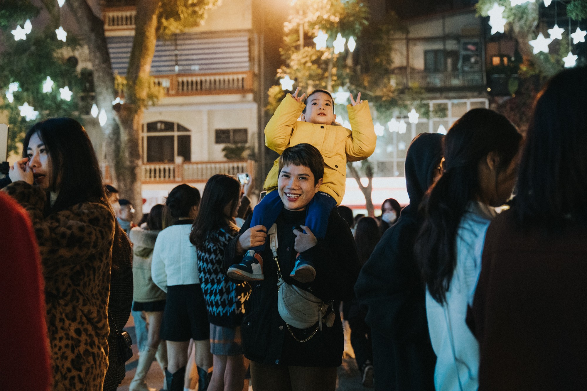 C&aacute;c &aacute;nh đ&egrave;n lung linh được trang ho&agrave;ng tạo n&ecirc;n khung cảnh ấm c&uacute;ng. Kh&ocirc;ng kh&iacute; Gi&aacute;ng sinh an l&agrave;nh tr&agrave;n ngập khắp con phố xung quanh nh&agrave; thờ.