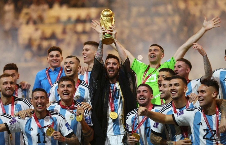 Đội tuyển Argentina v&agrave; đội trưởng Lionel Messi n&acirc;ng cup v&ocirc; địch. Ảnh: Reuters