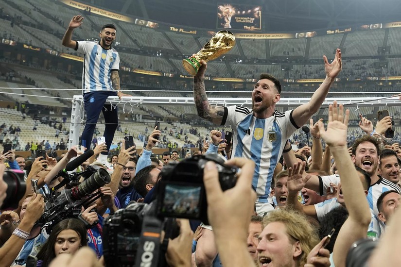 Cup v&ocirc; địch World Cup 2022 mang &yacute; nghĩa quan trọng với người d&acirc;n Argentina. Ảnh: AP