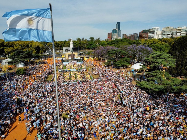 Chiến thắng của Argentina ho&agrave;n th&agrave;nh giấc mơ c&ograve;n dang dở của si&ecirc;u sao Lionel Messi v&agrave; đồng thời cũng đem tới hy vọng mới cho đất nước. Ảnh: Reuters