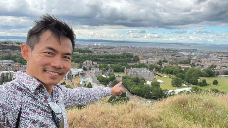 Anh Daniel Chua v&agrave; bức ảnh đi du lịch tại Edinburgh, Scotland.