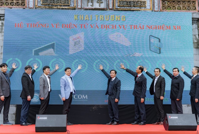 C&aacute;c đại biểu ấn n&uacute;t Khai trương hệ thống v&eacute; điện tử v&agrave; dịch vụ trải nghiệm thực tế ảo XR