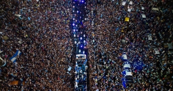 Biển người Argentina chờ xuyên đêm chào đón Messi và đồng đội