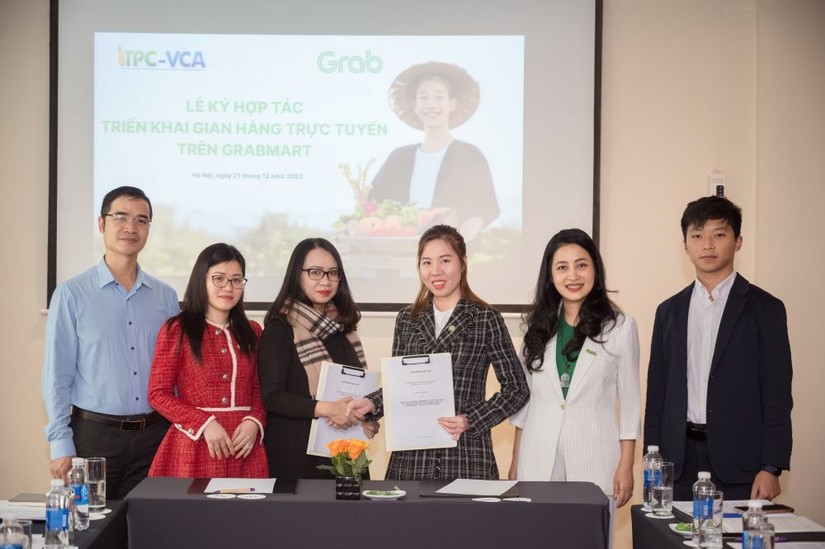 Đại diện Grab Việt Nam v&agrave; ITPC- VCA k&yacute; kết đưa n&ocirc;ng sản Việt l&ecirc;n chợ GrabMart. Ảnh: VGP