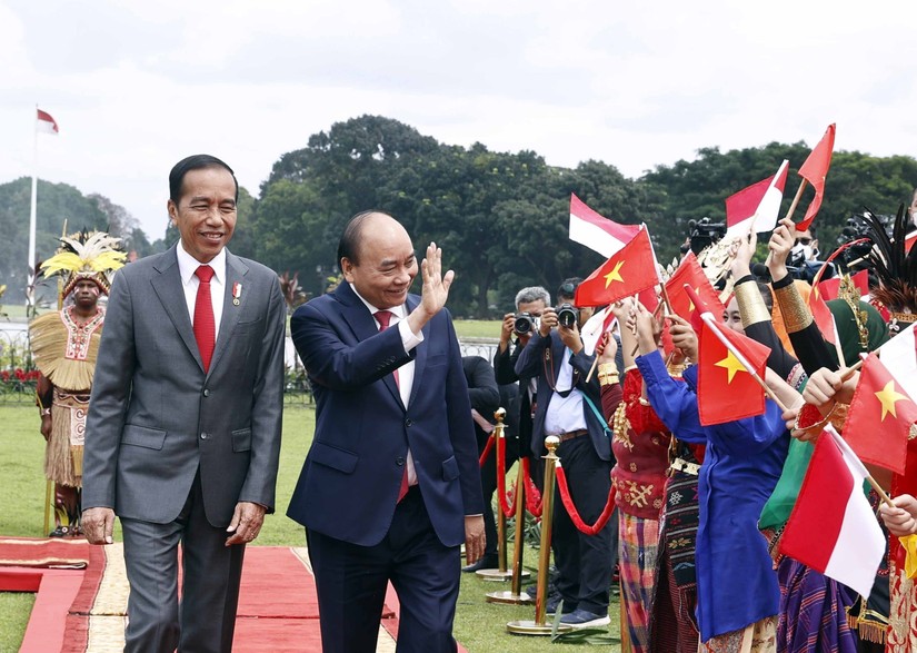 Lễ đ&oacute;n ch&iacute;nh thức Chủ tịch nước Nguyễn Xu&acirc;n Ph&uacute;c tới Cộng h&ograve;a Indonesia được tổ chức trọng thể tại Dinh Tổng thống Indonesia, dưới sự chủ tr&igrave; của Tổng thống Joko Widodo.