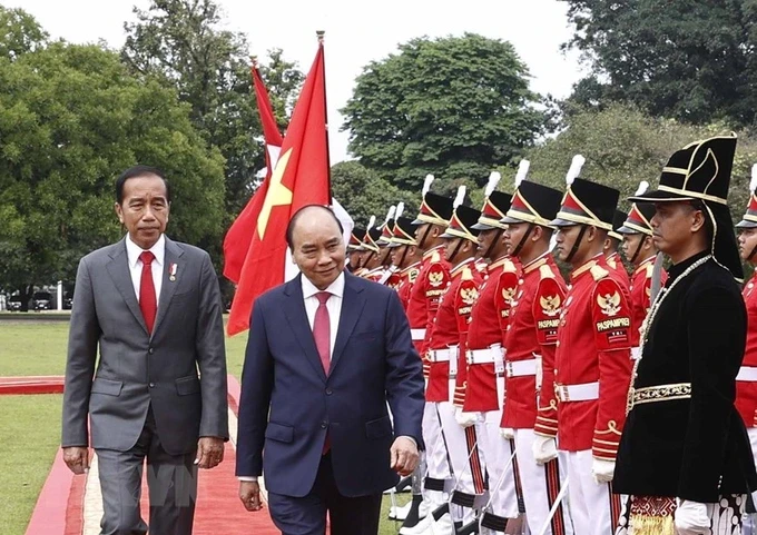 Chủ tịch nước Nguyễn Xu&acirc;n Ph&uacute;c v&agrave; Tổng thống Indonesia Joko Widodo duyệt đội danh dự.