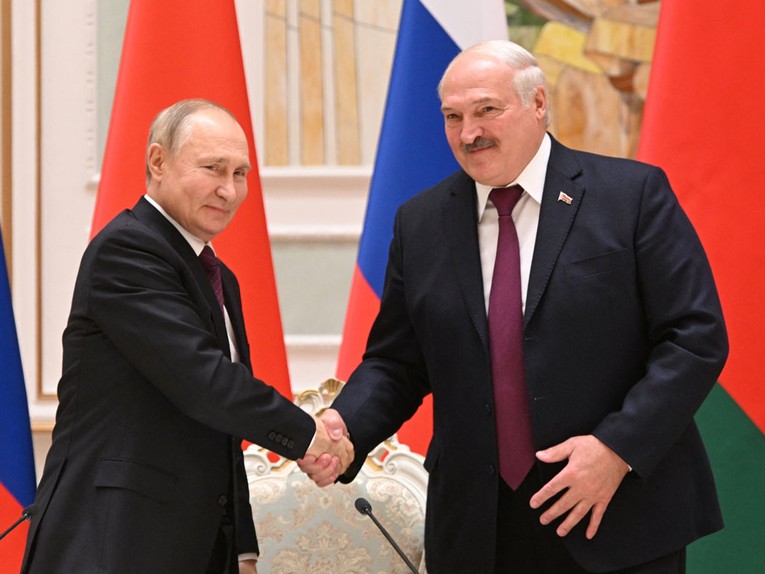 Tổng thống Nga Vladimir Putin gặp người đồng cấp Belarus Alexander Lukashenko ng&agrave;y 19.12 tại Minsk, Belarus. Ảnh: Reuters