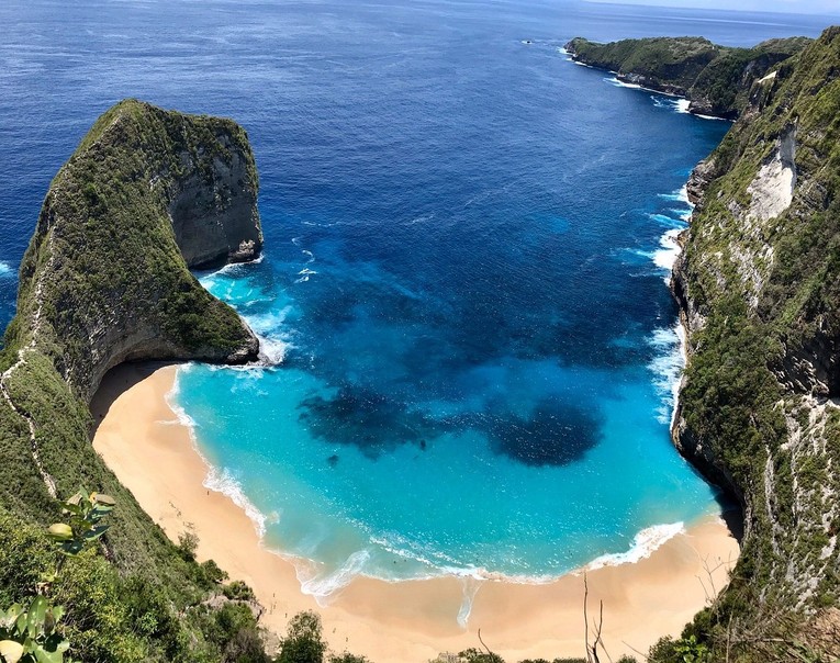 B&atilde;i biển Kelingking tại Indonesia cũng l&agrave; một trong những b&atilde;i biển nổi tiếng nhất với du kh&aacute;ch tr&ecirc;n mạng x&atilde; hội Tik Tok. Ảnh: Tripadvisor