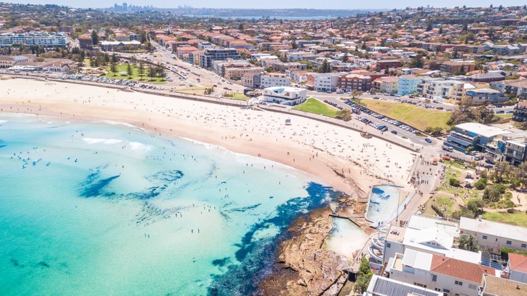 B&atilde;i biển Bondi nằm ở ngoại &ocirc; ph&iacute;a Đ&ocirc;ng của th&agrave;nh phố Sydney, Australia. Ảnh: Nick Ang