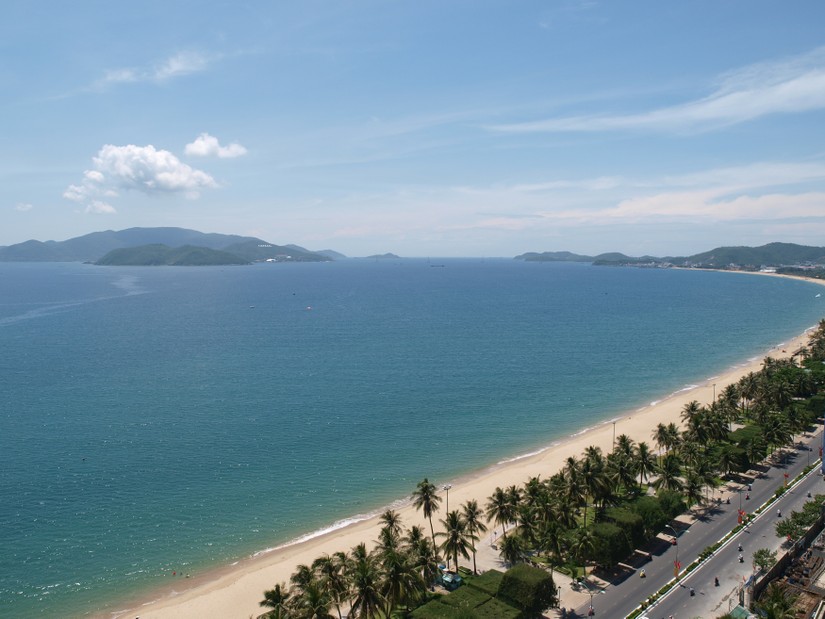 Biển Nha Trang, Kh&aacute;nh H&ograve;a, Việt Nam. Ảnh: Kaz Ish/Wikipedia