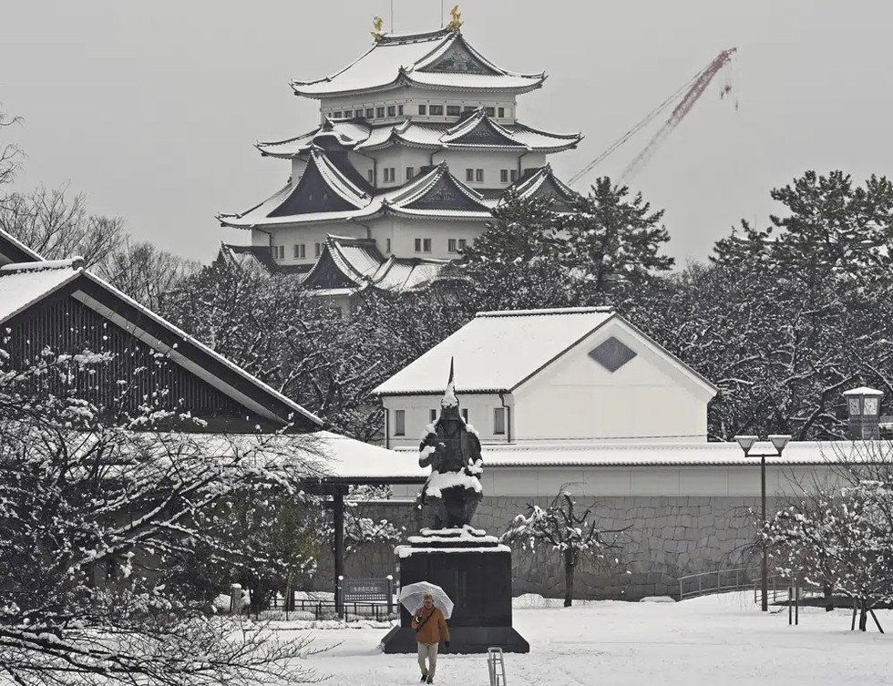 L&acirc;u đ&agrave;i Nagoya tại tỉnh Aichi, miền trung Nhật Bản, phủ đầy tuyết trắng, ng&agrave;y 24/12. Ảnh: Kyodo News