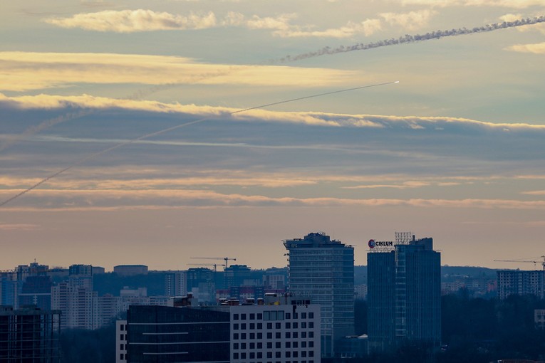 Hệ thống ph&ograve;ng kh&ocirc;ng Ukraine đ&aacute;nh chặn một t&ecirc;n lửa do lực lượng Nga ph&oacute;ng ở Kiev, Ukraine, v&agrave;o ng&agrave;y 29 th&aacute;ng 12