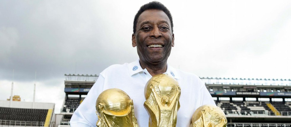 Pele &ocirc;m 3 phi&ecirc;n bản của cup v&ocirc; địch FIFA World Cup hiện đại.