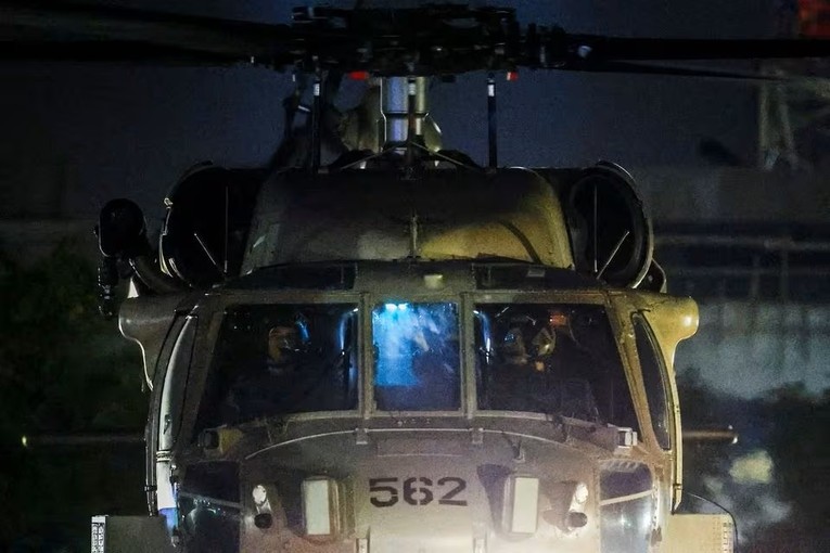 Một chiếc trực thăng chở con tin được Hamas thả đến Trung t&acirc;m Y tế Sheba ở Ramat Gan, Tel Aviv, Israel. Ảnh: Reuters