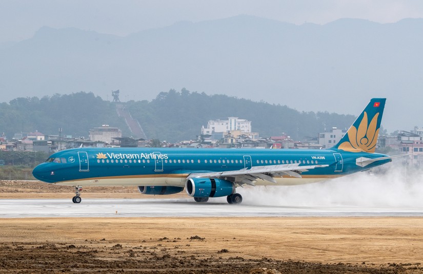 M&aacute;y bay Airbus A321 của Vietnam Airlines hạ c&aacute;nh xuống s&acirc;n bay Điện Bi&ecirc;n ng&agrave;y 1/12.