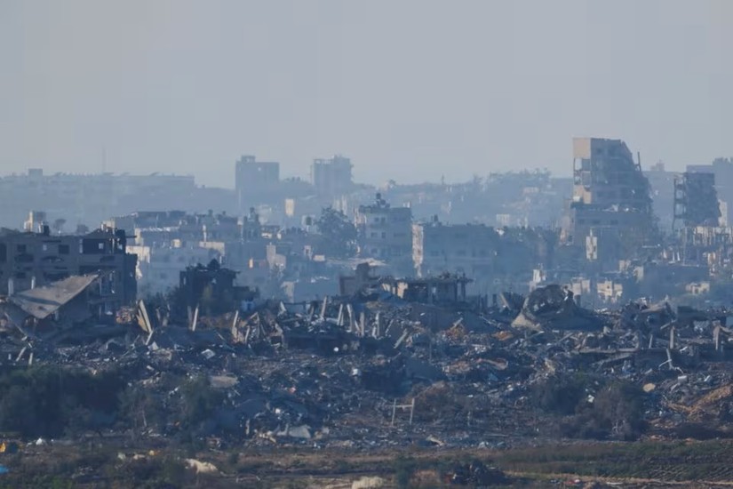 C&aacute;c t&ograve;a nh&agrave; bị hư hại ở Bắc Gaza, nh&igrave;n từ Sderot, Nam Israel, ng&agrave;y 30/11/2023. Ảnh: Reuters