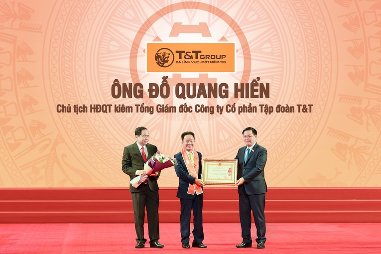 &Ocirc;ng Đỗ Quang Hiển, Nh&agrave; s&aacute;ng lập, Chủ tịch Ủy ban Chiến lược tập đo&agrave;n T&amp;amp;amp;amp;T Group vinh dự l&agrave; một trong số &iacute;t doanh nh&acirc;n trong lĩnh vực kinh tế tư nh&acirc;n được trao tặng Hu&acirc;n chương Lao động hạng Nhất, Nh&igrave;, Ba.