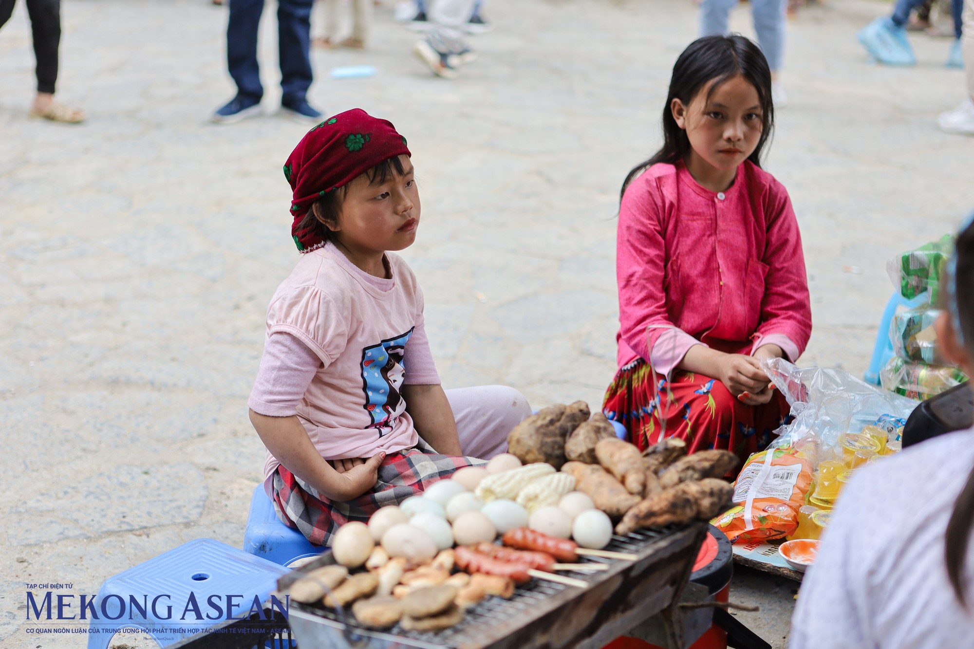 Những ng&agrave;y cuối năm, rời xa những ồn &agrave;o của phố thị, về với bản l&agrave;ng nơi địa đầu Tổ quốc, ch&uacute;ng t&ocirc;i như được đắm ch&igrave;m trong một miền cổ t&iacute;ch kh&aacute;c biệt. Cuộc sống c&ograve;n nhiều kh&oacute; khăn, nhưng người d&acirc;n nơi đ&acirc;y đ&atilde; kể c&acirc;u chuyện văn ho&aacute; của d&acirc;n tộc m&igrave;nh bằng những sản phẩm du lịch hấp dẫn, dệt l&ecirc;n một bức tranh sinh động về cuộc sống, về kh&aacute;t vọng cuộc sống ấm no hơn, hạnh ph&uacute;c hơn...