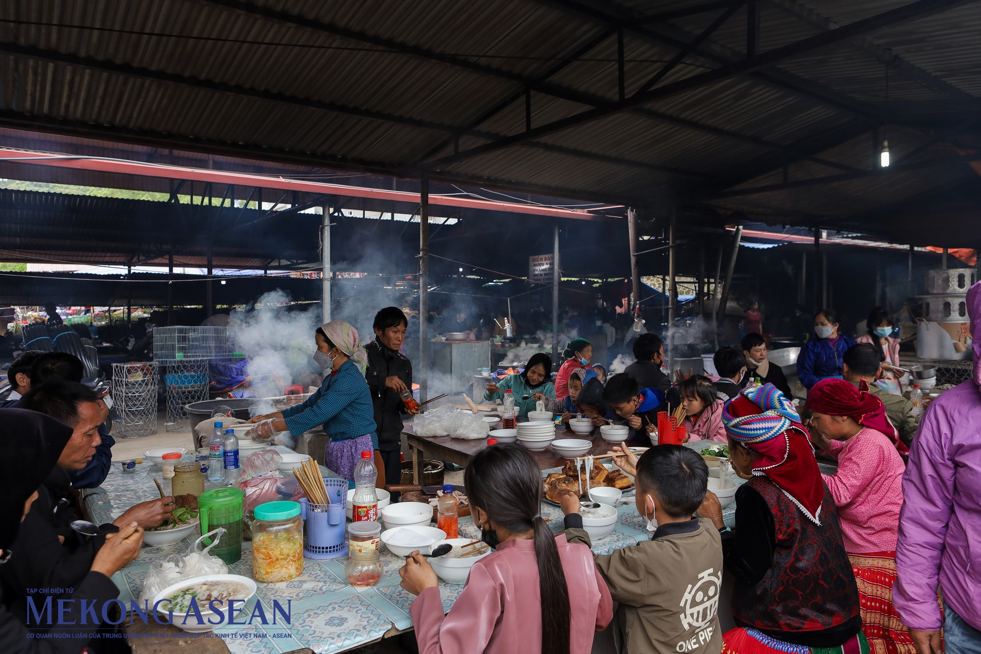 C&oacute; dịp đến H&agrave; Giang, nhất định h&atilde;y d&agrave;nh ch&uacute;t thời gian buổi s&aacute;ng để đi chợ phi&ecirc;n, n&eacute;t đặc trưng v&ugrave;ng m&agrave; miền xu&ocirc;i kh&ocirc;ng nơi n&agrave;o c&oacute;. Chợ sầm uất với nhiều mặt h&agrave;ng, từ những thứ th&ocirc;ng dụng của người Kinh như đồ điện tử, rau quả, quần &aacute;o... đến c&aacute;c đặc sản d&acirc;n tộc như vải lanh, thổ cẩm, b&aacute;nh tam gi&aacute;c mạch, thắng cố...