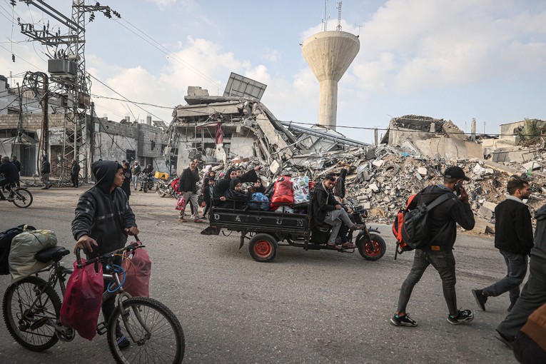 Người Palestine tại Khan Younis đi sơ t&aacute;n khi Israel bắt đầu tấn c&ocirc;ng miền nam Gaza, ng&agrave;y 1/12. Ảnh: Getty Images