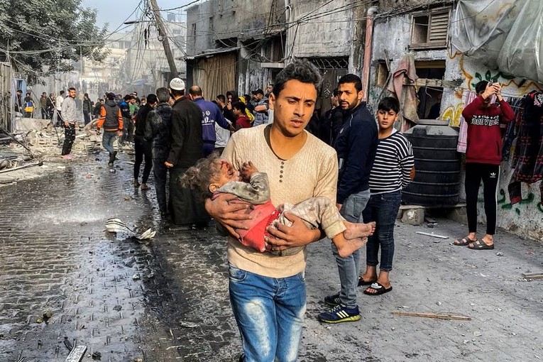 Một người Palestine bế một em b&eacute; bị thương sau cuộc tấn c&ocirc;ng của Israel v&agrave;o Rafah, ph&iacute;a nam Dải Gaza, ng&agrave;y 1/12. Ảnh: Reuters