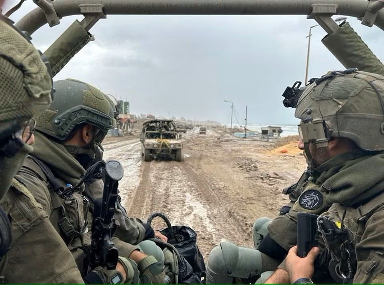 Binh sĩ Israel hoạt động tại Gaza sau khi thỏa thuận ngừng bắn sụp đổ, ng&agrave;y 2/12. Ảnh: Reuters