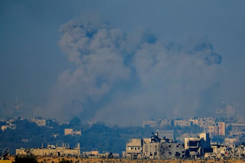 Kh&oacute;i bốc l&ecirc;n sau cuộc kh&ocirc;ng k&iacute;ch của Israel ở Gaza, nh&igrave;n từ miền nam Israel, ng&agrave;y 2/12. Ảnh: Reuters