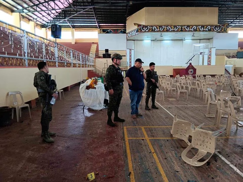 Hiện trường vụ nổ xảy ra trong Th&aacute;nh lễ C&ocirc;ng gi&aacute;o tại nh&agrave; thi đấu Đại học Bang Mindanao ở Marawi, Philippines, ng&agrave;y 3/12/2023. Ảnh: Reuters