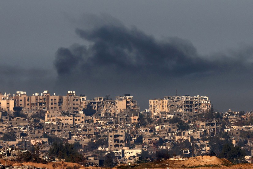 Kh&oacute;i bốc l&ecirc;n từ c&aacute;c t&ograve;a nh&agrave; bị hư hại bởi cuộc tấn c&ocirc;ng của Israel ở Gaza, ng&agrave;y 3/12. Ảnh: AFP