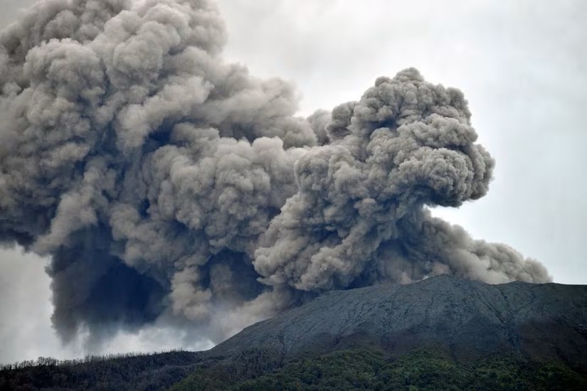 N&uacute;i lửa Merapi tại T&acirc;y Sumatra, Indonesia phun tr&agrave;o ng&agrave;y 3/12/2023. Ảnh: Reuters