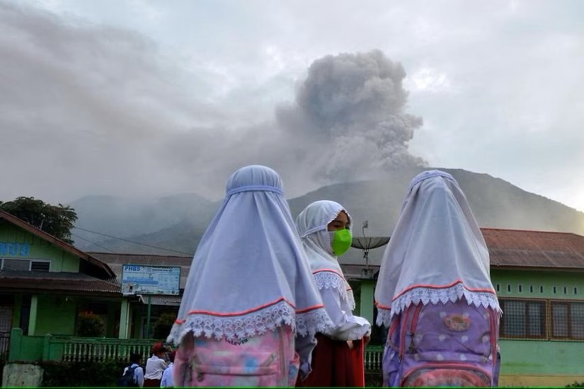 C&aacute;c nh&acirc;n vi&ecirc;n cứu hộ Indonesia vẫn đang chạy đua t&igrave;m kiếm 10 người leo n&uacute;i mất t&iacute;ch sau khi n&uacute;i lửa Merapi phun tr&agrave;o ng&agrave;y 3/12/2023. Ảnh: Reuters